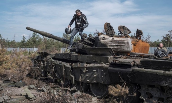 Một chiếc xe tăng Nga bị bỏ lại ở ngoại ô thủ đô Kiev, Ukraine, hồi tháng 4. Ảnh: Reuters.
