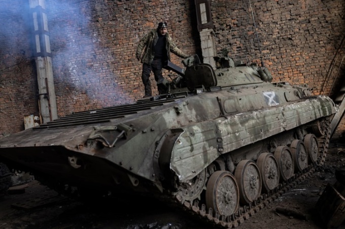 Xe chiến đấu chờ được sửa tại một điểm sửa chữa dã chiến ở Kharkov, đông bắc Ukraine. Ảnh: Washington Post.