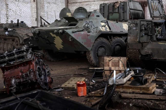 Thiết bị ngổn ngang tại địa điểm sửa chữa dã chiến ở Kharkov, đông bắc Ukraine. Ảnh: Washington Post.