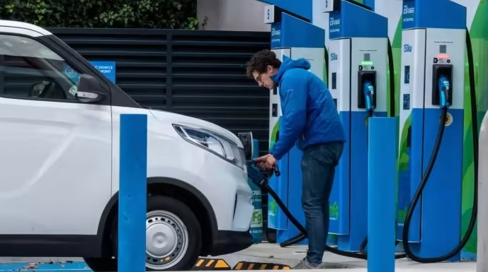 Nghịch lý ngành xe điện tại châu Âu: Tất tay phát triển xe xanh nhưng sạc đầy pin xe điện lại đắt đỏ hơn đổ đầy 1 bình xăng - Ảnh 2.
