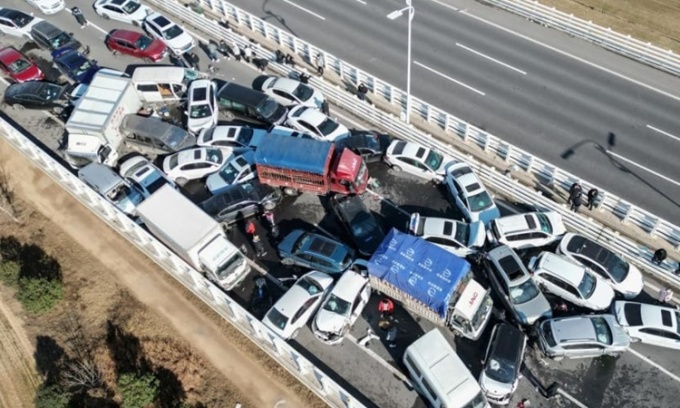 Hiện trường vụ tai nạn liên hoàn trên cây cầu Hoàng Hà ở thành phố Trịnh Châu, tỉnh Hà Nam, miền trung Trung Quốc, hôm nay. Ảnh: AFP.