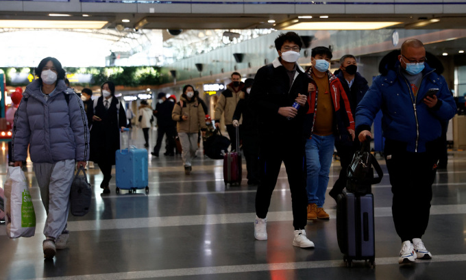 Hành khách tại sân bay quốc tế Bắc Kinh của Trung Quốc hôm 27/12. Ảnh: Reuters.