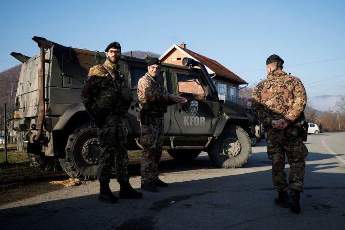 Các thành viên Lực lượng Vũ trang Italy tham gia sứ mệnh gìn giữ hòa bình của NATO ở Kosovo, đứng cạnh rào chắn gần thị trấn Mitrovica, Kosovo ngày 29/12. Ảnh: Reuters.