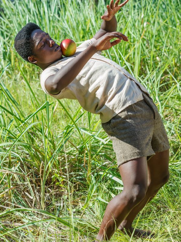 Hình ảnh cậu bé đánh giày Dico đam mê bóng đá ở một thị trấn nhỏ đối lập với một huyền thoại Pele được săn đón.