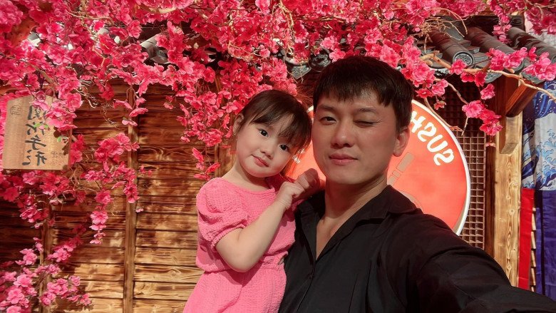 Vợ kém 16 tuổi của Quách Ngọc Tuyên rạng rỡ sau lần sinh thứ 2, con gái 4 tuổi chiếm trọn spotlight vì xinh xắn - 10