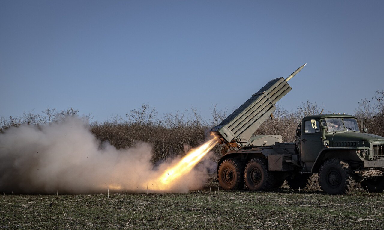 Lực lượng Ukraine pháo kích về hướng mục tiêu Nga ở Avdeevka trong bức ảnh công bố ngày 3/12. Ảnh: Anadolu