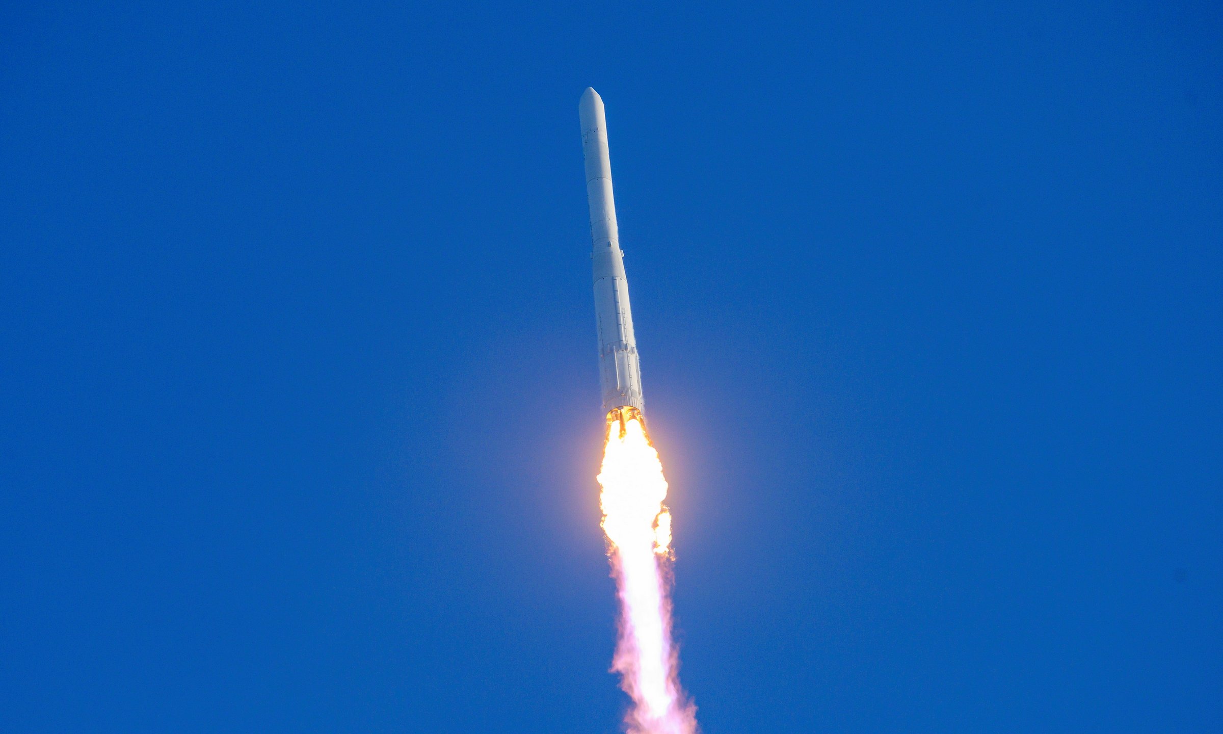 Tên lửa đẩy được Hàn Quốc thử nghiệm hồi năm 2021. Ảnh: Reuters