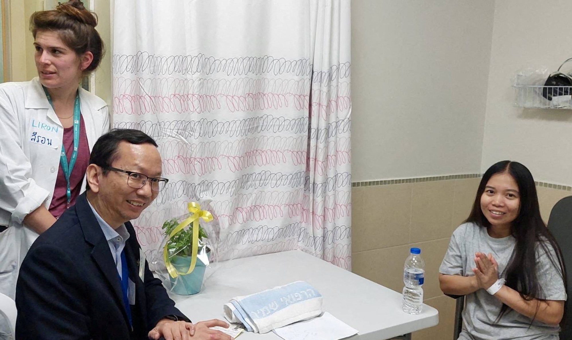 Natthawaree Mulkan (phải), người phụ nữ Thái Lan duy nhất bị bắt Hamas bắt làm con tin, kiểm tra sức khỏe ở Tel Aviv sau khi được trả tự do. Ảnh: Reuters