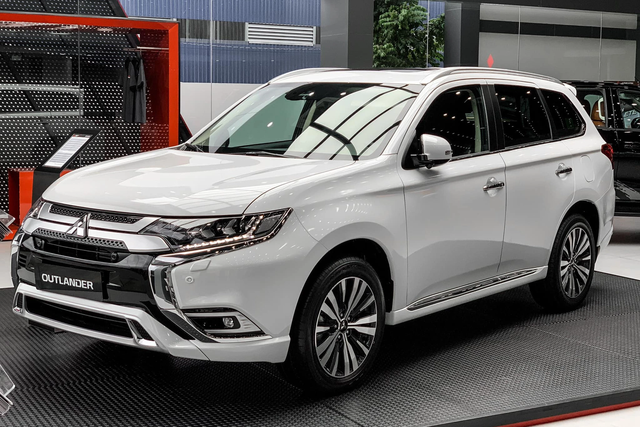 Mitsubishi chơi lớn, khuyến mãi toàn bộ xe tháng cuối năm: Pajero Sport giảm hơn 136 triệu, Outlander lăn bánh rẻ hơn niêm yết - Ảnh 1.