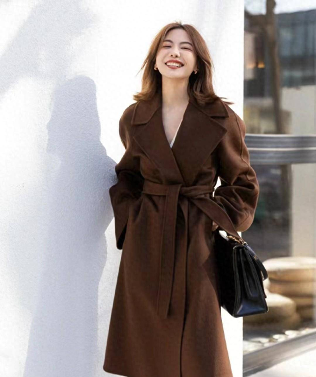 4 chiêu phối đồ hack chiều cao giúp nàng thấp bé chinh phục áo khoác dáng dài - Ảnh 1. 4 chiêu phối đồ hack chiều cao giúp nàng thấp bé chinh phục áo khoác dáng dài - Ảnh 1.