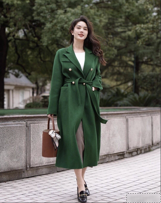 4 chiêu phối đồ hack chiều cao giúp nàng thấp bé chinh phục áo khoác dáng dài - Ảnh 5. 4 chiêu phối đồ hack chiều cao giúp nàng thấp bé chinh phục áo khoác dáng dài - Ảnh 5.