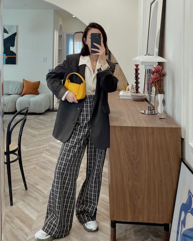 10 cách diện đồ họa tiết kẻ nổi bật mà vẫn sang trọng - Ảnh 5. 10 cách diện đồ họa tiết kẻ nổi bật mà vẫn sang trọng - Ảnh 5.