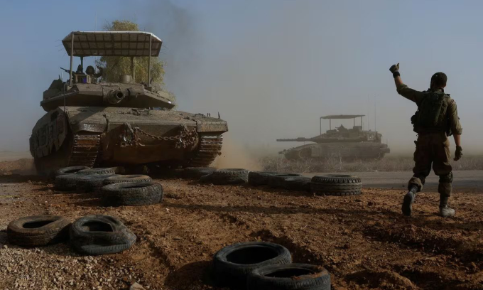 Xe tăng IDF di chuyển gần biên giới Israel - Dải Gaza ngày 4/12. Ảnh: Reuters