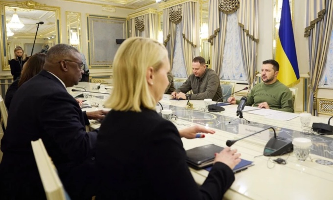 Bộ trưởng Quốc phòng Mỹ Lloyd Austin gặp Tổng thống Ukraine Volodymyr Zelensy tại Kiev hôm 20/11. Ảnh: AFP