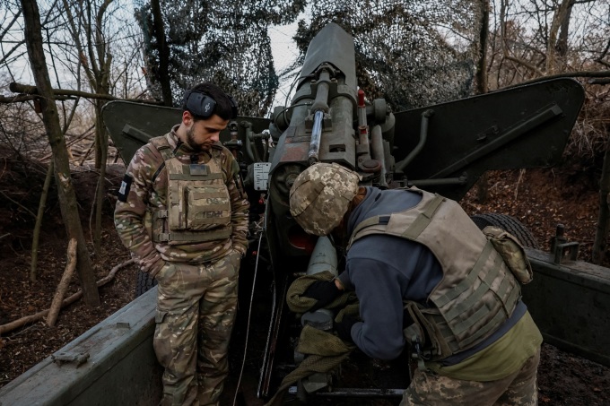 Lính Ukraine nạp đạn pháo tại chiến trường ở Donetsk, Ukraine ngày 4/11. Ảnh: Reuters