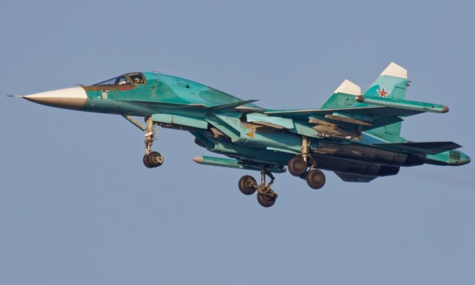 Tiêm kích bom Su-34 Nga mang bom dẫn đường UMPK trong một chuyến xuất kích. Ảnh: Telegram/Fighter_Bomber