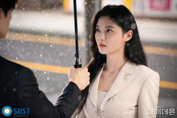 Kim Yoo Jung khiến netizen mê mệt vì mặt mộc quá đỉnh, còn được khen trông như học sinh cấp 3 - Ảnh 1.