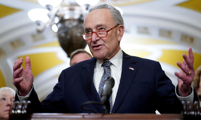 Lãnh đạo phe đa số tại Thượng viện Chuck Schumer họp báo tại Đồi Capitol hôm 5/12. Ảnh: Reuters