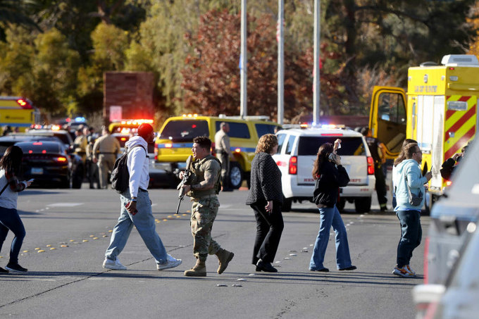 Cảnh sát sơ tán sinh viên tại Đại học Nevada, Las Vegas sau vụ nổ súng ngày 6/12. Ảnh: Las Vegas Review-Journal