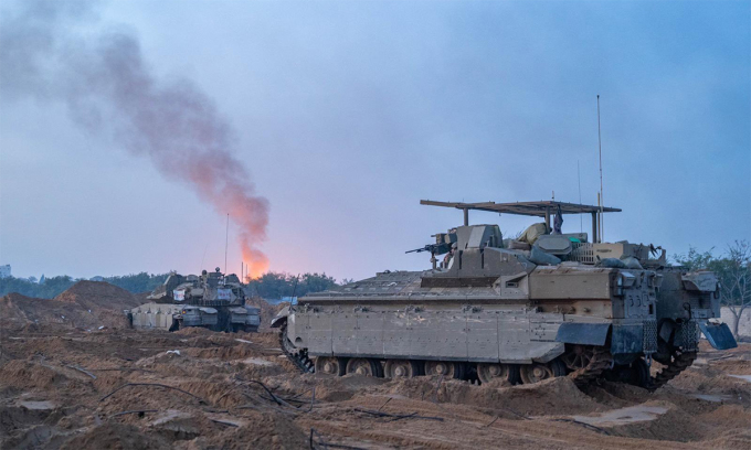 Xe tăng, thiết giáp Israel tại Dải Gaza ngày 6/12. Ảnh: AFP