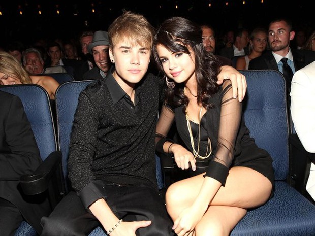 Selena Gomez xác nhận hẹn hò nhà sản xuất đình đám kiêm bạn thân Justin Bieber, còn tranh thủ cà khịa tình cũ - Ảnh 6.