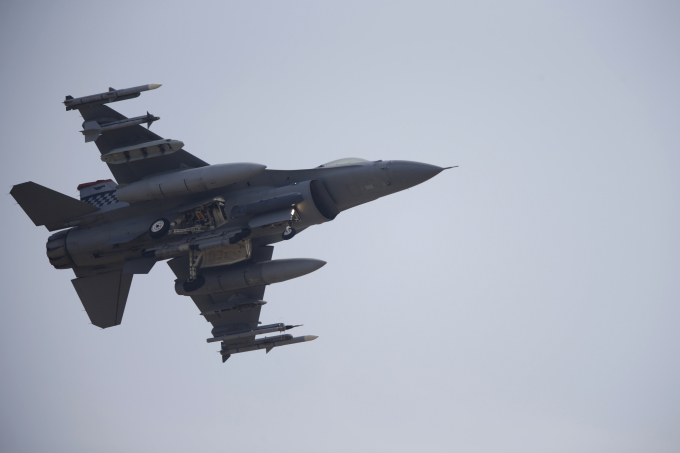 Tiêm kích F-16 của Mỹ chuẩn bị hạ cánh xuống căn cứ ở Osan, phía nam thủ đô Seoul, Hàn Quốc hồi tháng 4/2013. Ảnh: Reuters