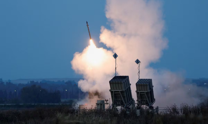 Hệ thống Vòm Sắt khai hỏa tên lửa đánh chặn rocket phóng từ Gaza hôm 5/10. Ảnh: Reuters