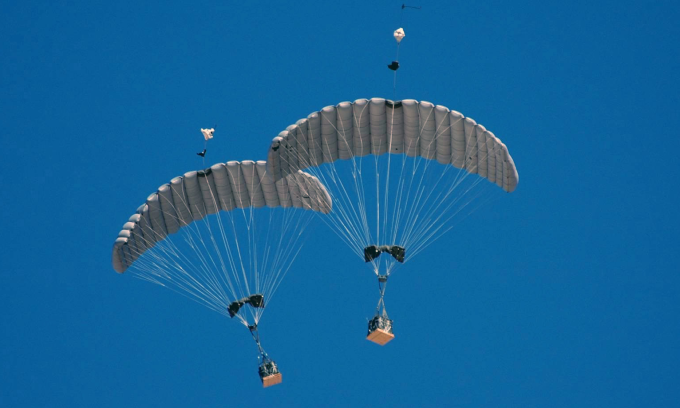 Khối hàng được quân đội Mỹ thả xuống bằng công nghệ JPADS trong bức ảnh đăng năm 2010. Ảnh: Quân đội Mỹ