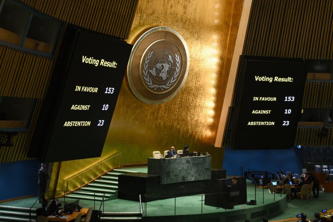 Đại Hội đồng Liên Hợp Quốc công bố kết quả bỏ phiếu về nghị quyết kêu gọi ngừng bắn nhân đạo ở Gaza ngày 12/12. Ảnh: AFP