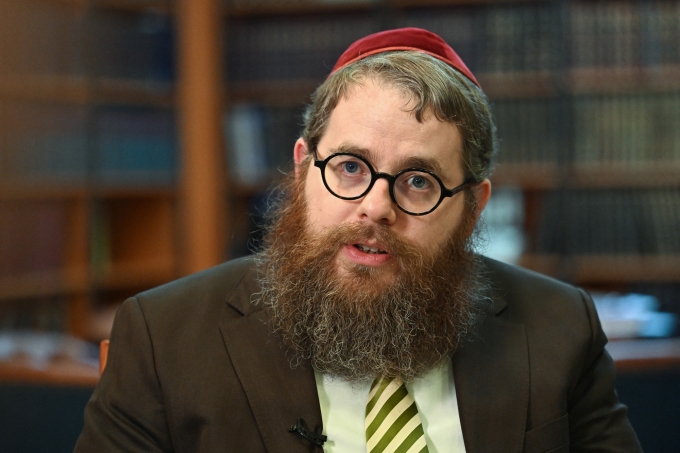 Giáo sĩ Slomo Koves, người đứng dầu Hiệp hội Cộng đồng người Do thái Hungary (EMIH), tổ chức điều hành trại Machne Chabad, trả lời phỏng vấn ở Budapest ngày 28/11. Ảnh: AFP