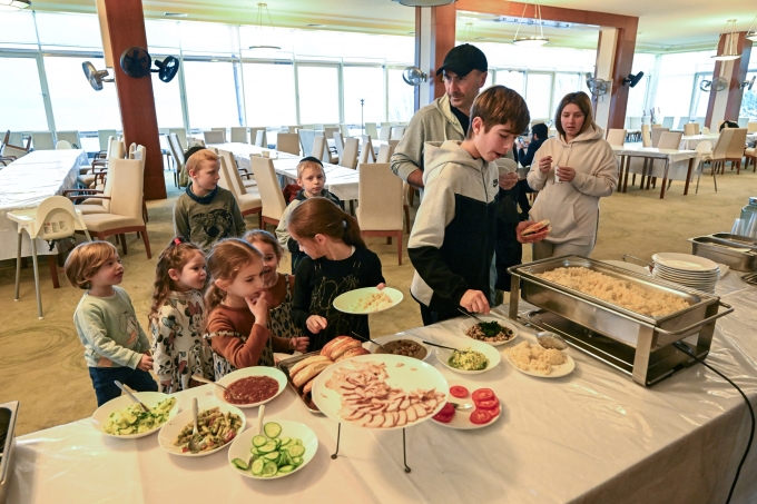 Trẻ em Do thái dùng bữa trong trại tị nạn ở Balatonoszod, Hungary, ngày 28/11. Ảnh: AFP