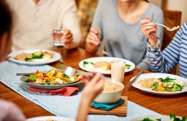 Dịp lễ Tết cận kề, chuyên gia điểm mặt 5 thói xấu trong bữa ăn gây tổn hại sức khỏe và chỉ cách ăn đúng - Ảnh 1.