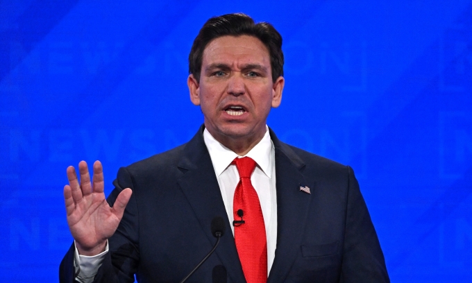 Thống đốc Florida Ron DeSantis tại Tuscaloosa, Alabama, hôm 6/12. Ảnh: AFP