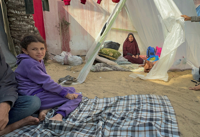 Người tị nạn Palestine trong một trại lều ở Khan Younis, miền nam Gaza, ngày 8/12. Ảnh: Reuters