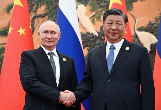 Tổng thống Nga Vladimir Putin (trái) gặp Chủ tịch Trung Quốc Tập Cận Bình tại Bắc Kinh ngày 18/10. Ảnh: AFP