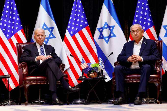 Tổng thống Mỹ Joe Biden (trái) và Thủ tướng Israel Benjamin Netanyahu tại Tel Aviv ngày 18/10. Ảnh: Reuters