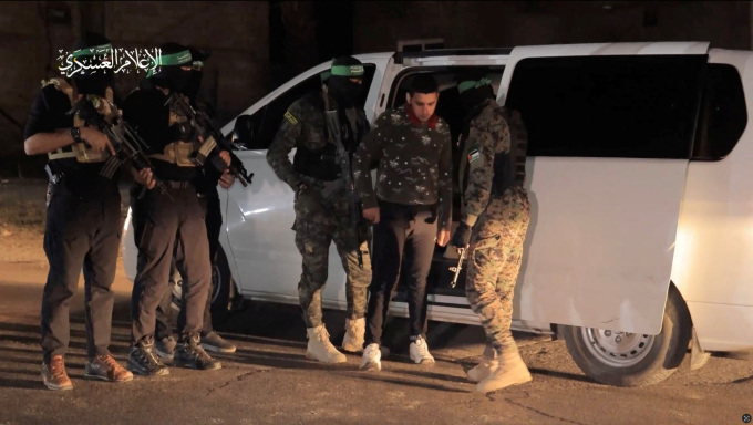 Hamas bàn giao một con tin Israel cho Hội Chữ thập Đỏ tại Dải Gaza trong đợt trao đổi ngày 30/11. Ảnh: Reuters