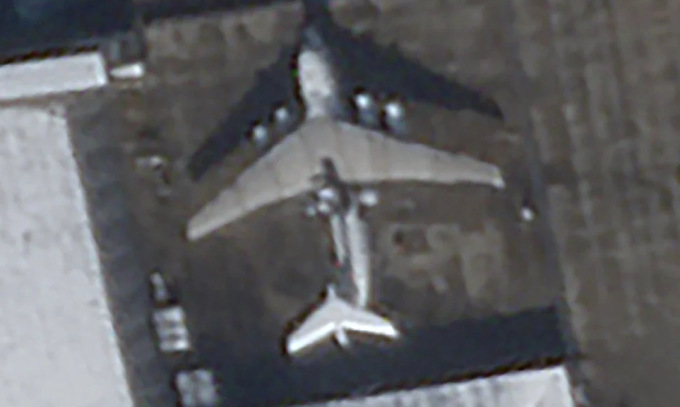 Chiếc Il-76 tại khu đỗ được phong tỏa ở sân bay quốc tế Bình Nhưỡng trong ảnh chụp hôm 12/12. Ảnh: Planet Labs