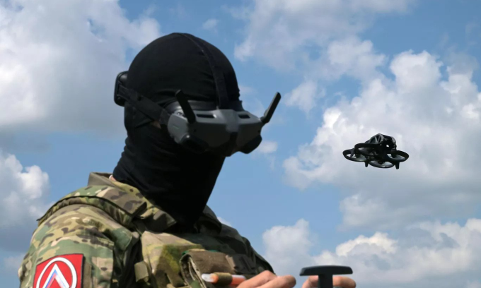 Lính Nga điều khiển UAV tại tỉnh Lugansk hôm 18/7. Ảnh: RIA Novosti