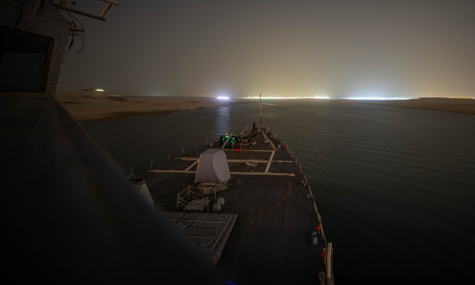 USS Carney đi qua kênh đào Suez hồi cuối tháng 11. Ảnh: US Navy