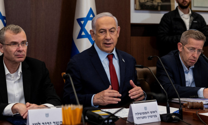 Thủ tướng Netanyahu (giữa) trong cuộc họp nội các hôm 10/12. Ảnh: Reuters
