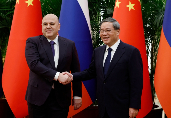 Thủ tướng Nga Mikhail Mishustin (trái) bắt tay người đồng cấp Trung Quốc Lý Cường tại Bắc Kinh ngày 19/12. Ảnh: AFP