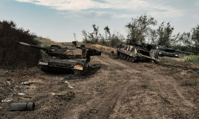 Xe tăng Leopard 2A6 và thiết giáp bị lính Ukraine bỏ lại sau trận đánh gần Malaya Tokmachka ngày 8/6. Ảnh: BQP Nga