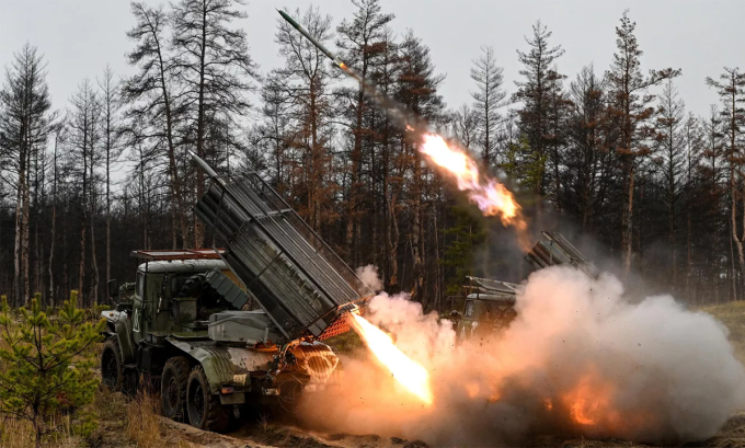 Pháo phản lực BM-21 Grad Nga tập kích vị trí của Ukraine ngày 17/11. Ảnh: BQP Nga