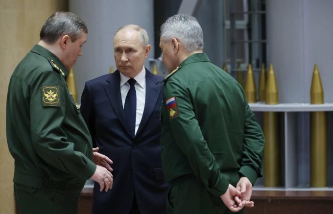 Tổng thống Nga Putin và các quan chức quốc phòng cấp cao sau cuộc họp ở Moskva ngày 19/12. Ảnh: AFP