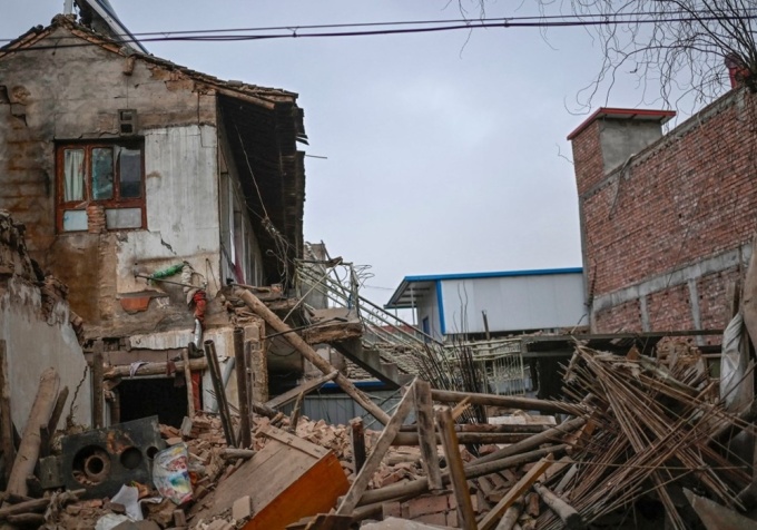 Những ngôi nhà bị đổ sập sau trận động đất ở tỉnh Cam Túc, Trung Quốc, hôm 19/12. Ảnh: AFP