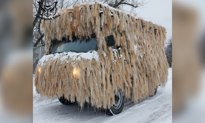 Nga phủ rơm lên xe tải để chống UAV vào ban đêm trong bức ảnh đăng ngày 17/12. Ảnh: X/Rob Lee