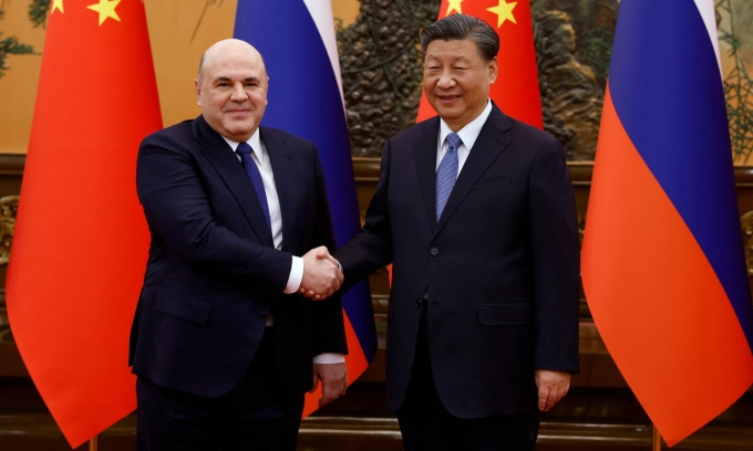 Chủ tịch Trung Quốc Tập Cận Bình (phải) và Thủ tướng Nga Mikhail Mishustin tại cuộc gặp ở Đại lễ đường Nhân dân, Bắc Kinh, ngày 20/12. Ảnh: AFP