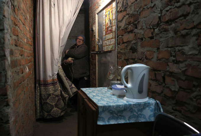 Bà  Ganzhela đứng dưới tầng hầm khu nhà ngày 9/12. Ảnh: AFP