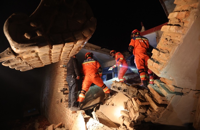 Nhân viên cứu hộ tại hiện trường vụ động đất ở tỉnh Cam Túc, Trung Quốc, hôm 18/12. Ảnh: AFP